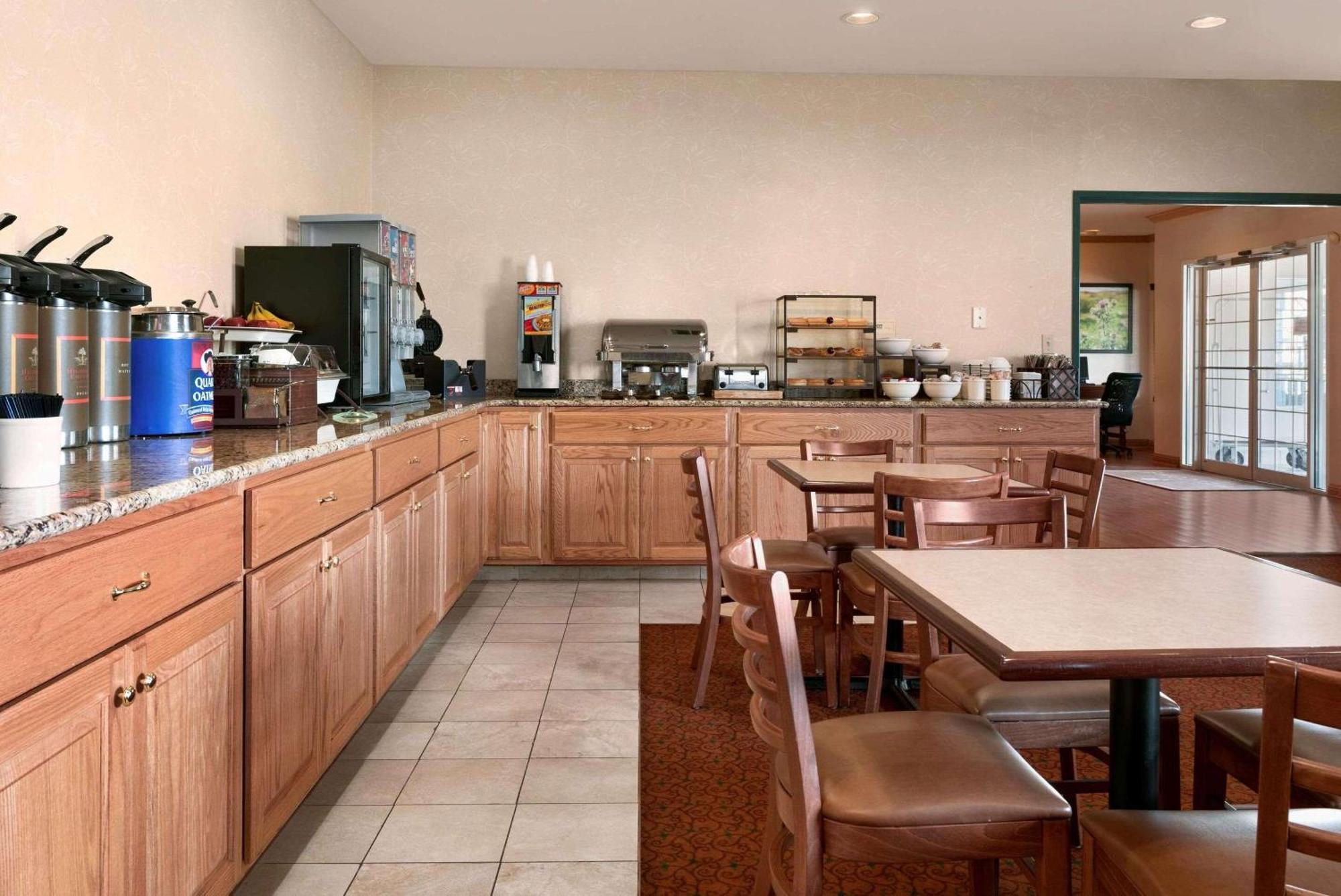 Country Inn & Suites By Radisson, Clinton, Ia Экстерьер фото